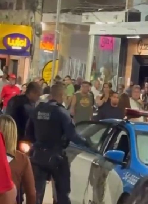 Uma noite de quinta-feira (23) de abril foi marcada por momentos de pânico no Centro de Saquarema, na Região dos Lagos do Rio de Janeiro, quando disparos de arma de fogo assustaram moradores e turistas que frequentavam a área de restaurantes e pizzarias