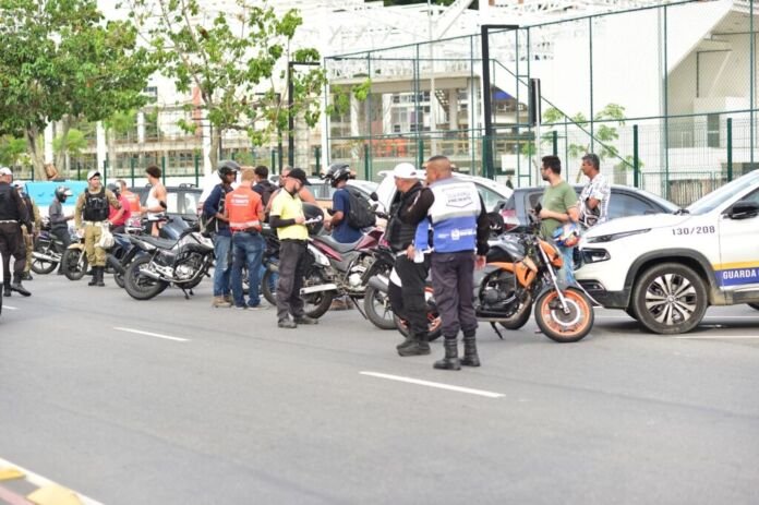 A Prefeitura de Niterói está intensificando as ações de fiscalização contra motos com escapamento adulterado em diferentes pontos da cidade. Somente neste primeiro trimestre, já foram abordadas 2.074 motocicletas, 155% a mais que no primeiro trimestre de 2025