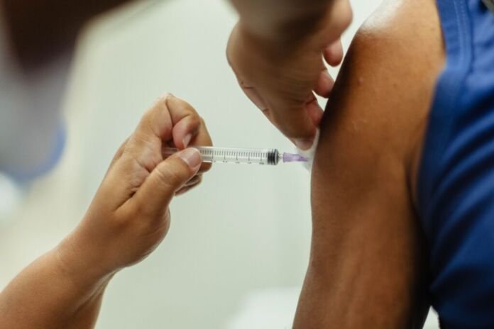 A Prefeitura de Maricá, por meio da Secretaria de Políticas para a Terceira Idade, realizou nesta segunda-feira (27/04), na Casa da Terceira Idade, na sede do Centro, a campanha de vacinação contra a Influenza.