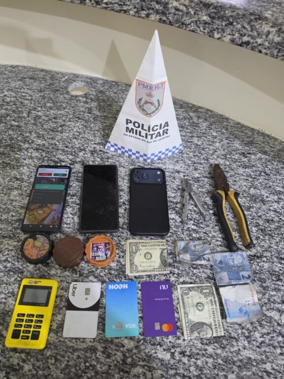 Na altura da Serra do Mato Grosso, em Maricá, dois criminosos, responsáveis por um roubo em uma loja de veículos localizada em São Pedro da Aldeia, foram identificados e detidos