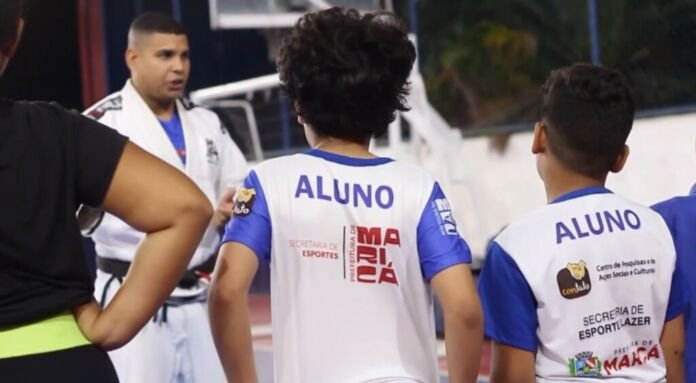 A Prefeitura de Maricá, por meio da Secretaria de Esportes, promove aulas de jiu-jitsu gratuitas na Arena Flamengo, ampliando o acesso da população à prática esportiva e ao desenvolvimento social.