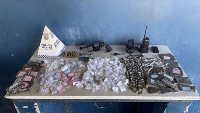 Uma ação do Patrulhamento Tático Móvel (PATAMO) no Conjunto Habitacional Minha Casa, Minha Vida de Itaipuaçu terminou com um homem e uma mulher presos