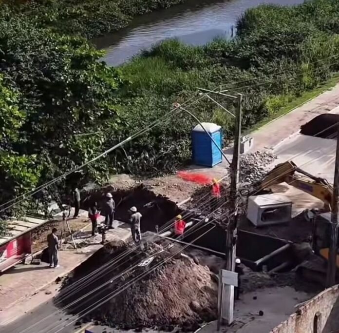 O prefeito de Maricá, Washington Quaquá (PT), divulgou, em suas redes sociais, sua insatisfação com o governo anterior, à época gerido pelo ex-prefeito Fabiano Horta. Quaquá destacou a falta de compromisso e investimento no saneamento básico de Maricá por parte da gestão anterior e também fez críticas à venda da concessão dos serviços de água