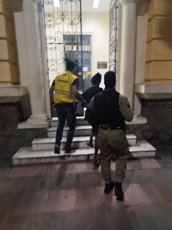 Agentes da Guarda Municipal de Niterói prenderam, na madrugada deste domingo (26), um suspeito de arrombar uma banca de jornal na Avenida Ernani do Amaral Peixoto, na região central da cidade