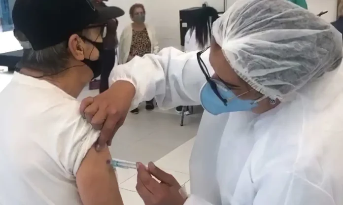 O Ministério da Saúde informou nesta quinta-feira (16) ter enviado 2,2 milhões de novas doses da vacina contra a covid-19 para todos os estados e o Distrito Federal.