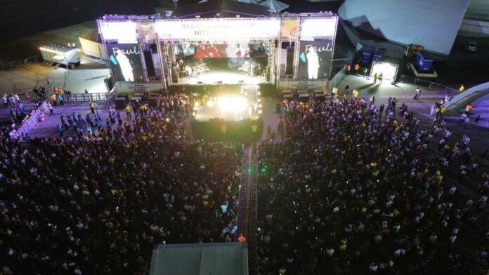 Neste sábado (25), Niterói viveu um dia de fé, adoração e louvor. A edição 2026 da Marcha para Jesus ― o segundo evento desse tipo realizado na cidade ― teve apoio da Prefeitura e reuniu cerca de 15 mil pessoas, que transformaram as ruas do Centro em um espaço de encontro, união e manifestação religiosa