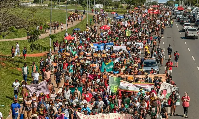 Milhares de indígenas de todo o Brasil marcham, nesta terça-feira (7), pela Esplanada dos Ministérios, em Brasília