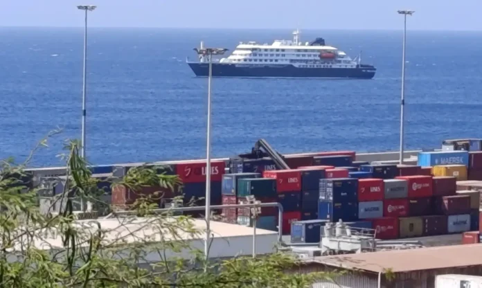 Passageiros e tripulantes do navio MV Hondius começaram a ser retirados da embarcação na manhã deste domingo (10), quase um mês após um surto de hantavírus