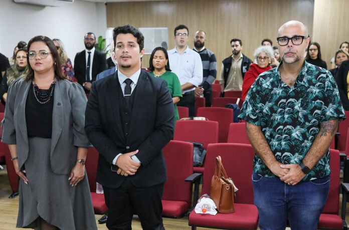 A Prefeitura de Maricá, por meio da Secretaria de Justiça e Cidadania, em parceria com a OAB-RJ e a OAB Maricá, promoveu nesta sexta-feira (15/05), na Universidade de Vassouras, a assinatura do termo de adesão dos 98 advogados selecionados para atuar no programa Advoga Social