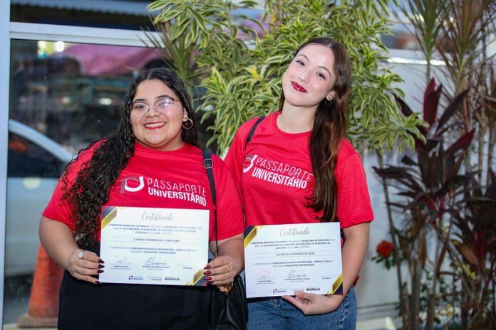55302072193_9c107cc36b_c A Prefeitura de Maricá, por meio da Secretaria de Educação, entregou nesta sexta-feira (29/05) 252 certificados aos candidatos classificados no edital 016 do programa Passaporte Universitário, que oferece bolsas integrais para cursos de graduação em instituições credenciadas