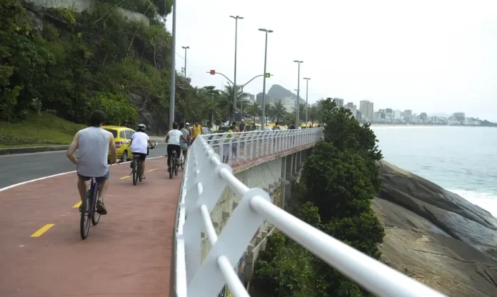 Devido a ressaca no mar do Rio de Janeiro, o trecho entre São Conrado e o Vidigal da Ciclovia Tim Maia foi fechado nesta segunda-feira (4)