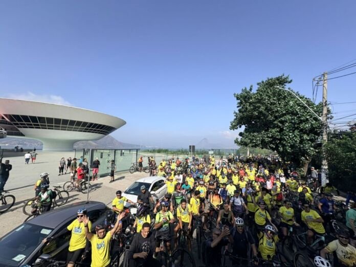O Caminho Niemeyer recebeu, neste domingo (24), a primeira edição do Bora de Bike Record, em Niterói