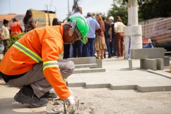 O prefeito Rodrigo Neves vistoriou, nesta segunda-feira (18), o início das obras de requalificação da Alameda São Boaventura, no Fonseca
