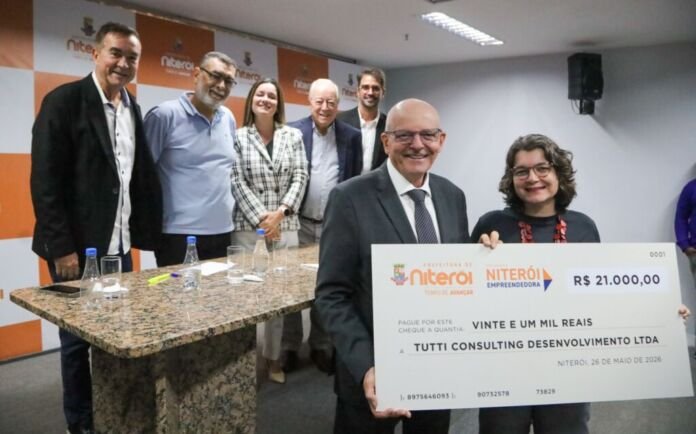 Evelen Gouvêa - Niterói Empreendedora (7) Em cerimônia realizada nesta terça-feira (26), a Prefeitura de Niterói realizou mais uma etapa de entrega dos cheques simbólicos aos empreendedores do município que se cadastraram no programa Niterói Empreendedora