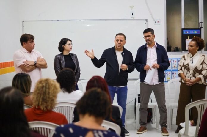 Evelen Gouvêa - Visita escola (4) O prefeito de Niterói, Rodrigo Neves, realizou, nesta quinta-feira (21), uma reunião com 16 diretoras de escolas da Zona Norte na E.M. Dom José Pereira Alves, no Fonseca
