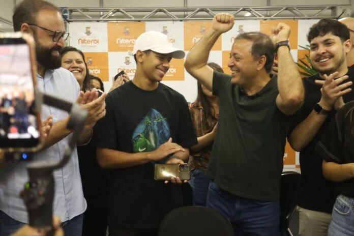O prefeito de Niterói, Rodrigo Neves, lançou, nesta terça-feira (19), o Aprova Jovem, novo programa de incentivo à preparação de estudantes de menor renda e da rede pública para o ingresso no ensino superior