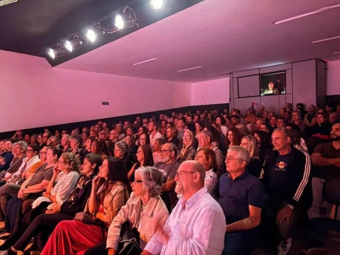 Plateia Mário Lago O Teatro Municipal Mário Lago (Saquarema) apresenta ao público, no próximo sábado, 09 de maio, às 19h, o espetáculo musical “Tributo aos anos 80”