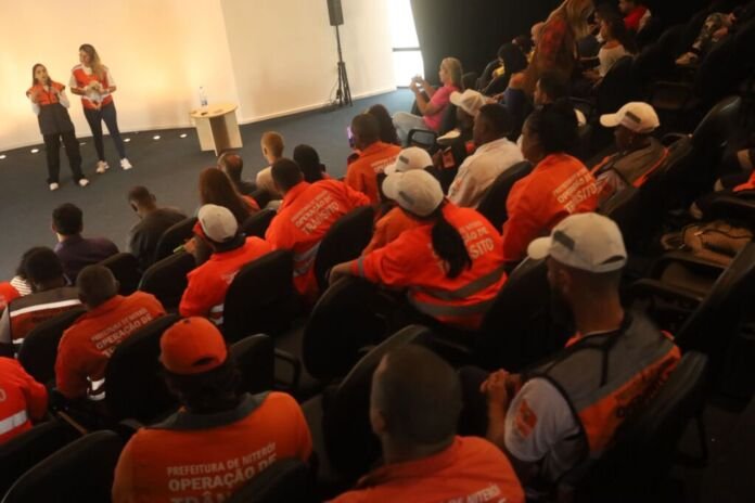 Treinamento em primeiros socorros - Maio Amarelo1 A Prefeitura de Niterói, por meio da NitTrans e em parceria com a Defesa Civil, realizou uma capacitação em primeiros socorros voltada para operadores e agentes de trânsito do município