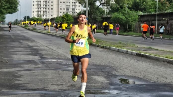 WhatsApp Image 2026-05-01 at 10.25.24 AM Vinte e nove minutos e 14 segundos. Este foi o tempo que o aposentado Glycerio Depra, de 85 anos, levou para cruzar a linha de chegada da 2ª Corrida do Trabalhador de Nova Iguaçu, evento festivo realizado na manhã desta sexta-feira, 1⁰ de maio, Dia do Trabalhador