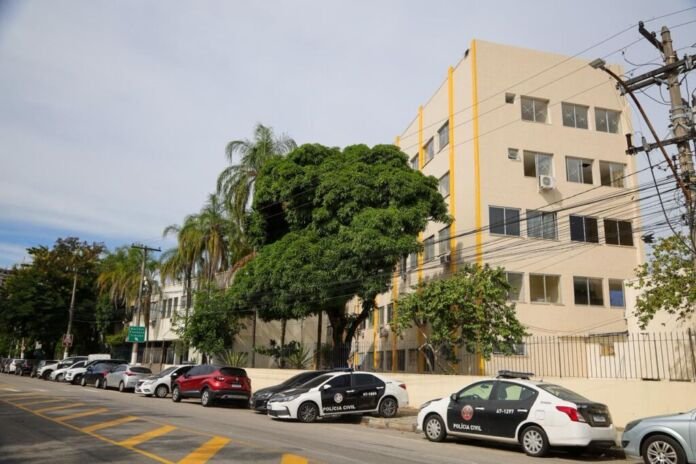 O prefeito Rodrigo Neves realizou, na manhã desta sexta-feira (08), uma vistoria técnica nas obras da Cidade da Polícia de Niterói, empreendimento estratégico para o fortalecimento da segurança pública na Região Metropolitana do Estado do Rio de Janeiro
