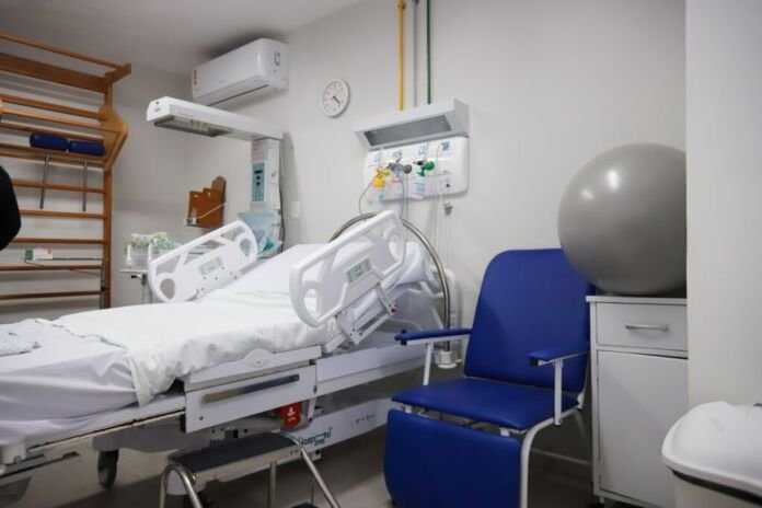 Desde sua reinauguração, em 8 de maio de 2025, a Maternidade Municipal Alzira Reis já realizou 1689 partos, consolidando-se como referência em acolhimento, conforto e dignidade para mães, bebês e famílias niteroienses