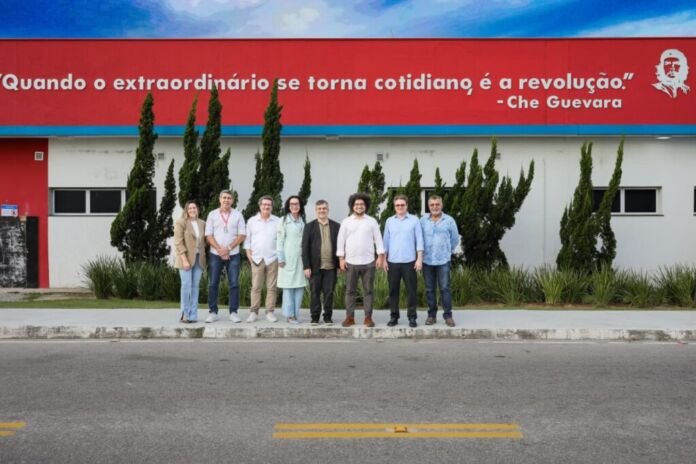 A Prefeitura de Maricá recebeu nesta sexta-feira (08/05) o diretor da Agência Nacional de Vigilância Sanitária (Anvisa), Thiago Campos, em uma agenda que insere o município no debate nacional sobre a soberania farmacêutica — a capacidade de o país produzir seus próprios remédios para reduzir a dependência de importações