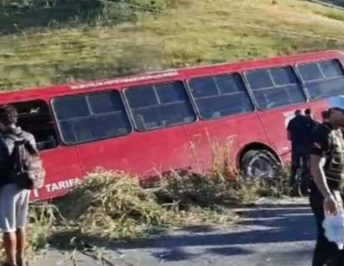 Na madrugada deste sábado, 9 de maio, um grave acidente envolvendo um ônibus da EPT, o famoso “Vermelhinho”, e um carro de passeio deixou três pessoas feridas na RJ-114 (Estrada Maricá–Itaboraí)