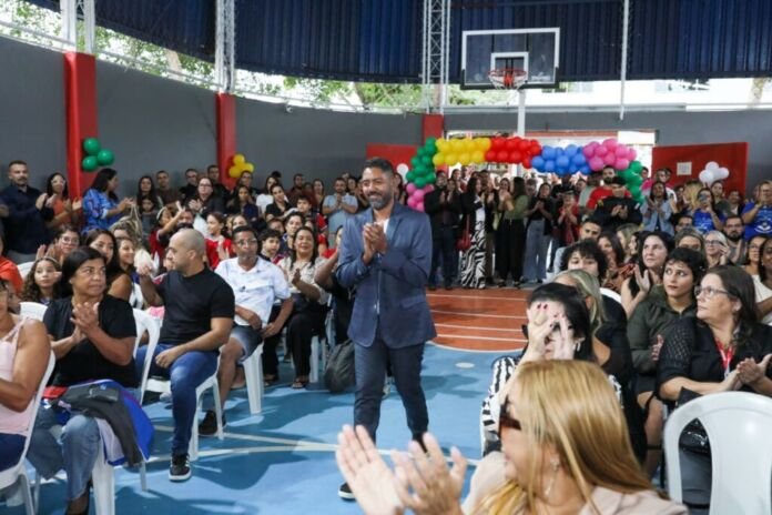 A Prefeitura de Maricá, por meio da Secretaria de Educação, entregou nesta terça-feira (19/05) o Centro Integrado de Educação Municipal (CIEM) Comandante Luciano Moretti Lopes, em Itapeba, e a nova estrutura da Escola Municipal Antônio Lopes da Fontoura, no Caxito