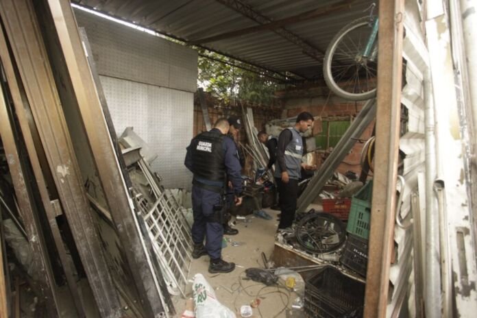 O combate ao furto de cabos e à receptação de materiais roubados foi intensificado em Nova Iguaçu