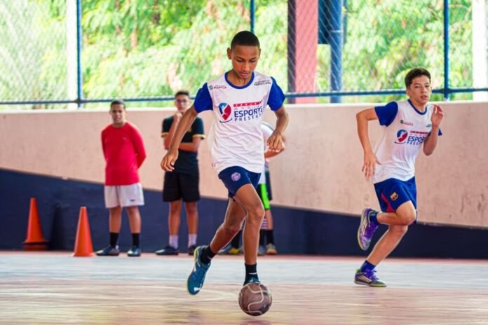 WhatsApp Image 2026-05-20 at 17.50.44 A Prefeitura de Maricá, por meio da Secretaria de Esportes, oferece aulas gratuitas de futsal para adolescentes nas Arenas Flamengo e Mumbuca, por meio do projeto Maricá Esporte Presente