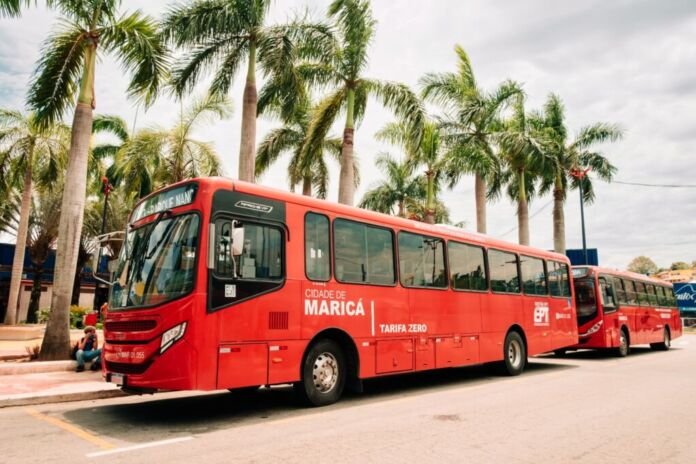 WhatsApp Image 2026-05-21 at 16.37.02 A Prefeitura de Maricá, por meio da Empresa Pública de Transportes (EPT), preparou uma operação especial dos ônibus Tarifa Zero, os Vermelhinhos, para atender a população durante a segunda semana de shows em comemoração aos 212 anos da cidade