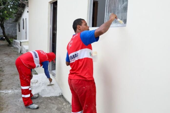 A Prefeitura de Maricá, por meio da Secretaria de Políticas de Desenvolvimento Regional e Articulação com o Conleste (SEDRACON), alcançou a marca de 11 casas concluídas pelo programa Emboço Social, com serviços de emboço e pintura externa realizados em residências nos bairros Ubatiba e Jacaroá