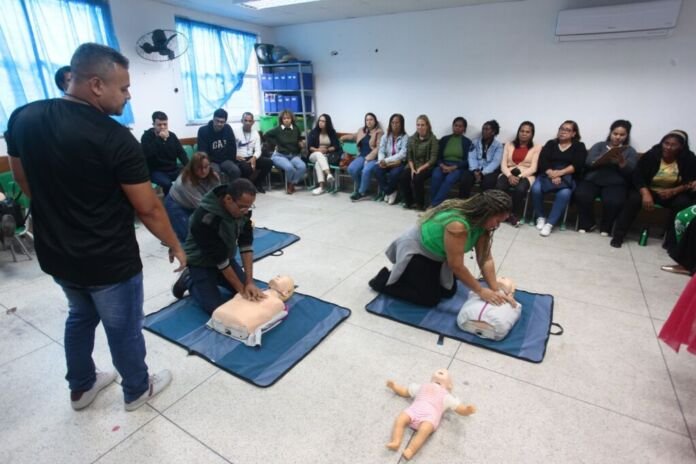 Saber como agir em uma situação de emergência pode salvar vidas. Pensando nisso, a Prefeitura de Nova Iguaçu levou o projeto “Escolas Seguras - Desenvolvendo a Resiliência Através da Educação”, até a Escola Municipal Armando Pires, no bairro Rosa dos Ventos