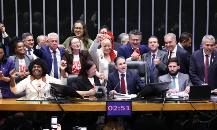 aprovacao_da_pec_6x1_na_camara A Câmara dos Deputados aprovou na noite desta quarta-feira (27), em dois turnos, a proposta de Emenda à Constituição (PEC) 221/19 que acaba com a escala de trabalho 6x1