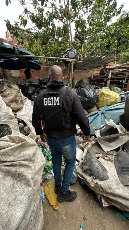 asfixia_fonseca A Prefeitura de Niterói realizou nesta terça-feira (19) a 21ª etapa da Operação Asfixia, no bairro do Fonseca. A ação integrada teve como foco principal a fiscalização de ferros-velhos clandestinos e o combate à receptação de materiais oriundos de furtos e roubos