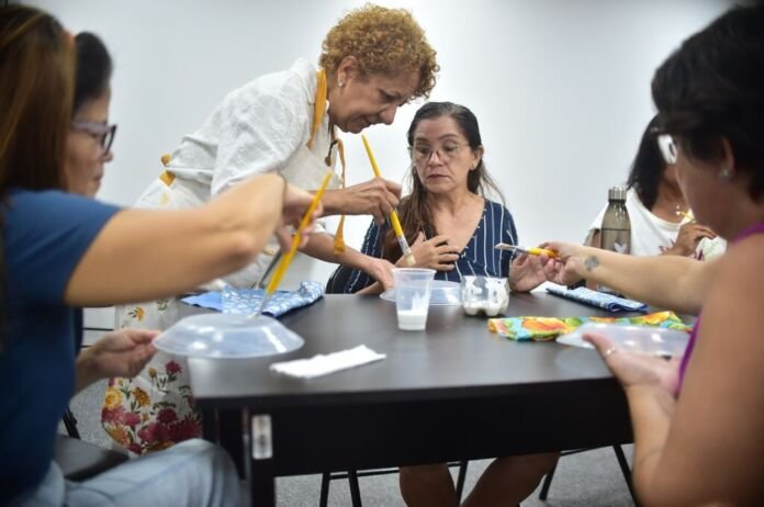 aula_artesanato A Prefeitura de Niterói, por meio do Programa Niterói Criativo, promoveu, nesta terça-feira (5), uma oficina de artesanato em alusão ao Dia das Mães no Solar Notre Rêve