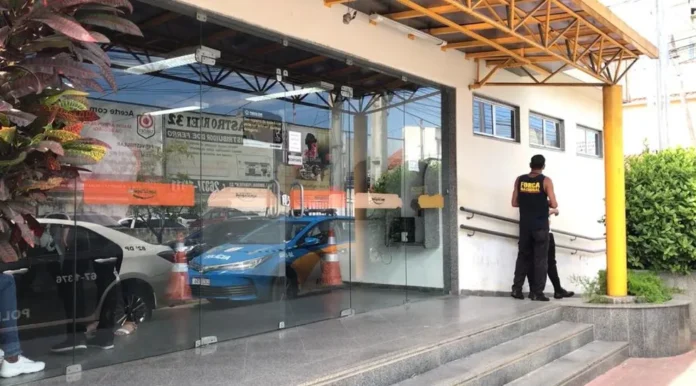 Uma operação da Polícia Militar, realizada na tarde da última sexta-feira (22), resultou na prisão de cinco indivíduos e na apreensão de material ilícito na Comunidade da Linha, em São José do Imbassaí, Maricá