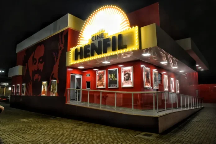 A Prefeitura de Maricá, por meio da Secretaria de Cultura e das Utopias, divulga a programação de filmes do Cine Henfil, no Centro, com sessões gratuitas entre os dias 15 e 17 de maio (sexta-feira a domingo).