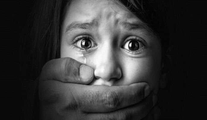Mais um caso de violência contra crianças foi registrado em Maricá. Desta vez, o caso aconteceu na noite da última quarta-feira, 13 de maio, e envolve a mãe de um bebê internado em estado grave no Hospital Municipal Dr. Ernesto Che Guevara, em São José do Imbassaí