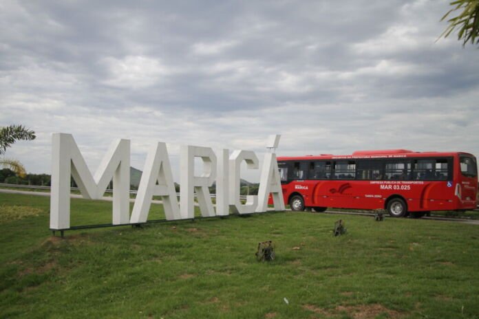 Referência nacional em transporte público gratuito, a Prefeitura de Maricá apresentou a estratégia de eletrificação da frota, que prevê a renovação integral das vans do sistema Tarifa Zero por modelos 100% elétricos até 2028