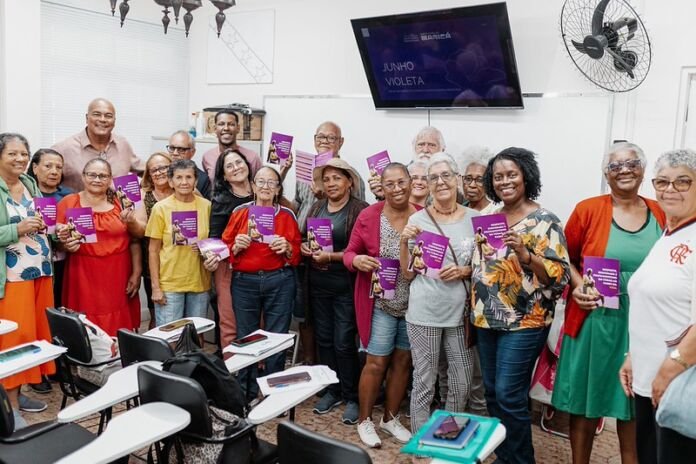 55324458401_349ba63130_c A Prefeitura de Maricá, por meio da Secretaria de Políticas para a Terceira Idade, realizou nesta terça-feira (09/06) uma palestra de Mídia Educativa na Casa da Terceira Idade do Centro, como parte da programação do Junho Violeta, campanha de conscientização e combate à violência contra a pessoa idosa