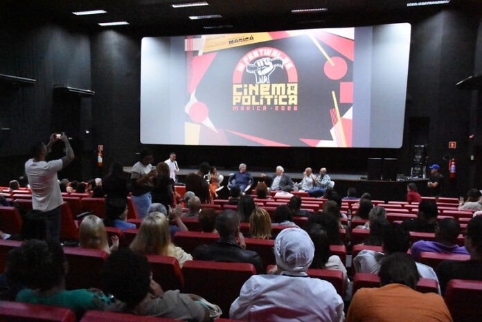 A Prefeitura de Maricá realizou nesta segunda-feira (15/06), no Cine Henfil, no Centro, a entrega da Medalha Darcy Ribeiro, que reconhece personalidades com trajetória de destaque na defesa da educação, da cultura, da democracia e da transformação social no município