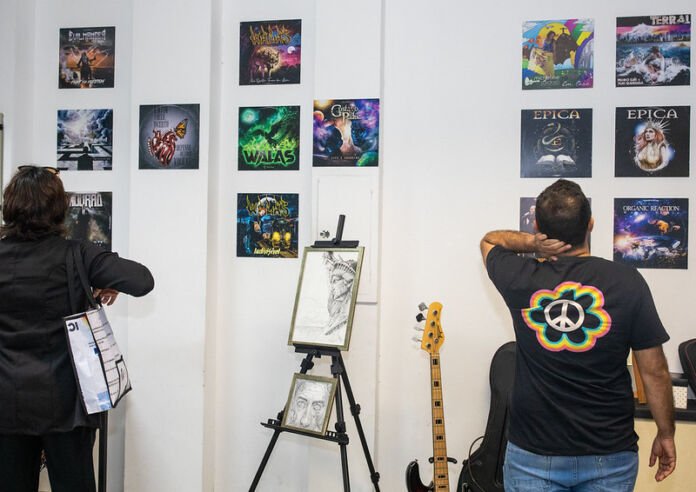 A Prefeitura de Maricá apoiou a exposição “Volume Máximo”, que concluiu sua temporada nesta quarta-feira (17/06) no Centro de Artes e Esportes Unificados (CEU), no bairro Mumbuca. A mostra apresentou ao público 18 obras do designer, ilustrador, fotógrafo e músico Antonio Cesar, adaptadas para o formato clássico das capas de discos de vinil