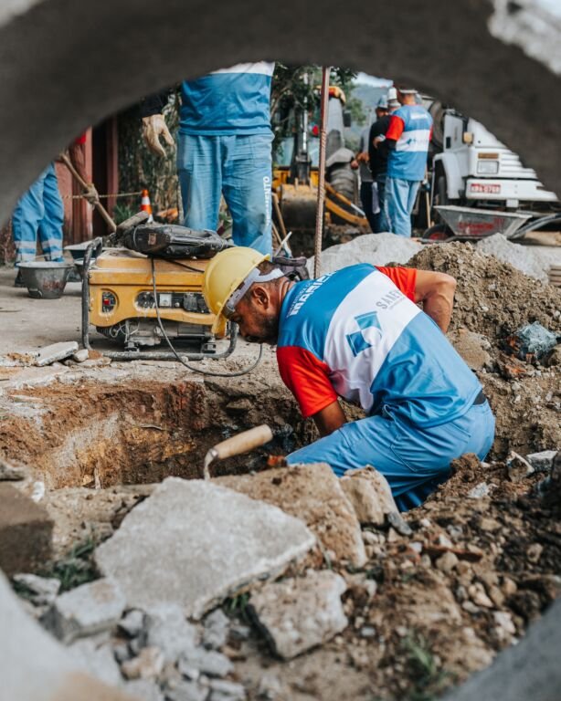 A Prefeitura de Maricá iniciou nesta segunda-feira (15/06) as obras do sistema de esgotamento sanitário em Santa Paula, executadas pela Companhia de Saneamento de Maricá (Sanemar)