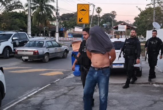 Captura de tela 2026-06-23 201023 Na última segunda-feira, 22 de junho, um ex-policial militar condenado por homicídio, que estava foragido da Justiça, foi localizado e capturado no município de Maricá