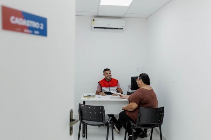A Prefeitura de Maricá, por meio da Secretaria de Assistência Social e Cidadania, ampliou os atendimentos para benefícios como Vale Social, Carteira do Idoso e Passe Livre, que passaram a ser oferecidos nos nove Centros de Referência de Assistência Social (CRAS) do município