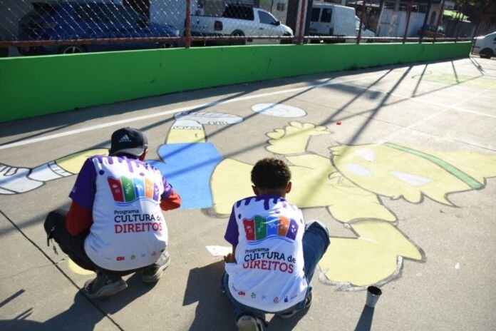A Prefeitura de Maricá promoveu, nesta quinta-feira (18/06), uma nova ação de pintura de rua para marcar a Copa do Mundo 2026, desta vez na comunidade do Risca Faca, em Inoã