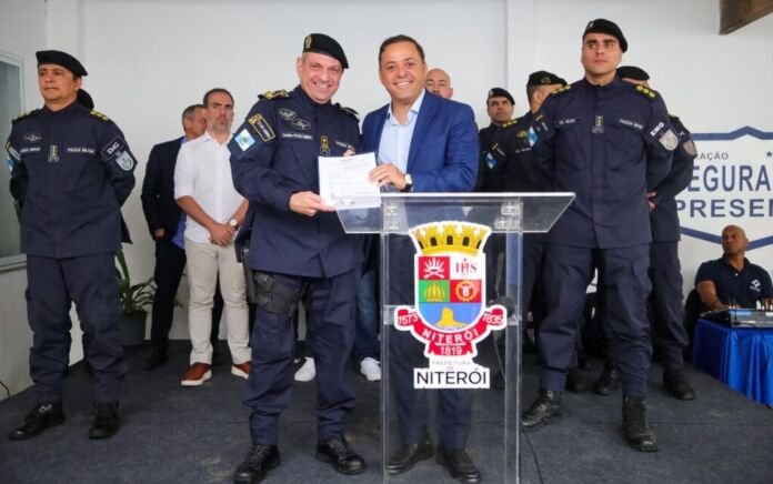 Niterói deu mais um passo no fortalecimento da segurança pública nesta quinta-feira (11). O prefeito Rodrigo Neves participou da inauguração da nova base do programa Segurança Presente, no Centro da cidade, reformada através de uma parceria entre a Prefeitura de Niterói e o Governo do Estado