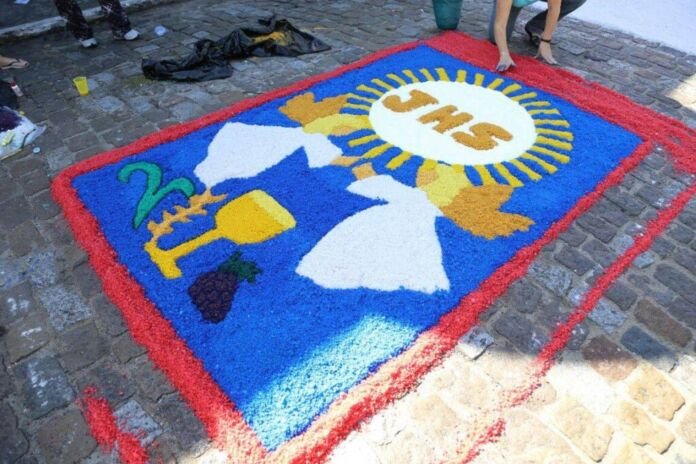 No feriado de Corpus Christi, as ruas do Centro de Saquarema ganham novas cores e significados