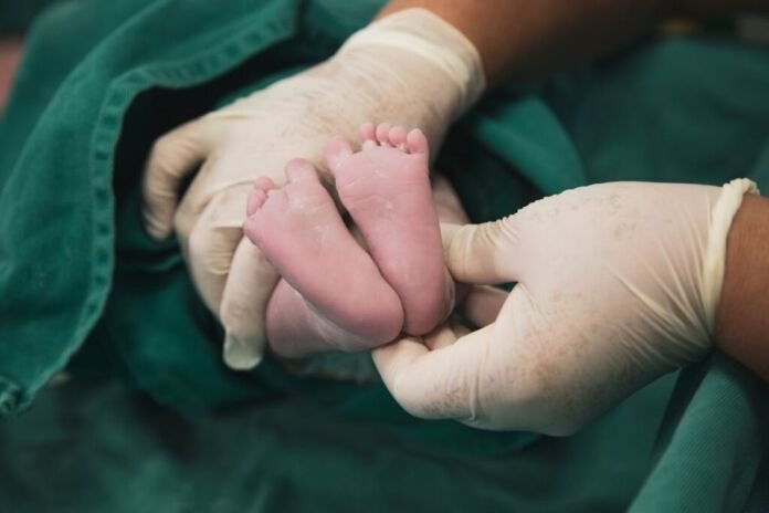 Imagem (5) O Mês Nacional de Conscientização da Triagem Neonatal, o teste do pezinho, é celebrado em junho e traz luz à importância do exame na identificação precoce de doenças em recém-nascidos